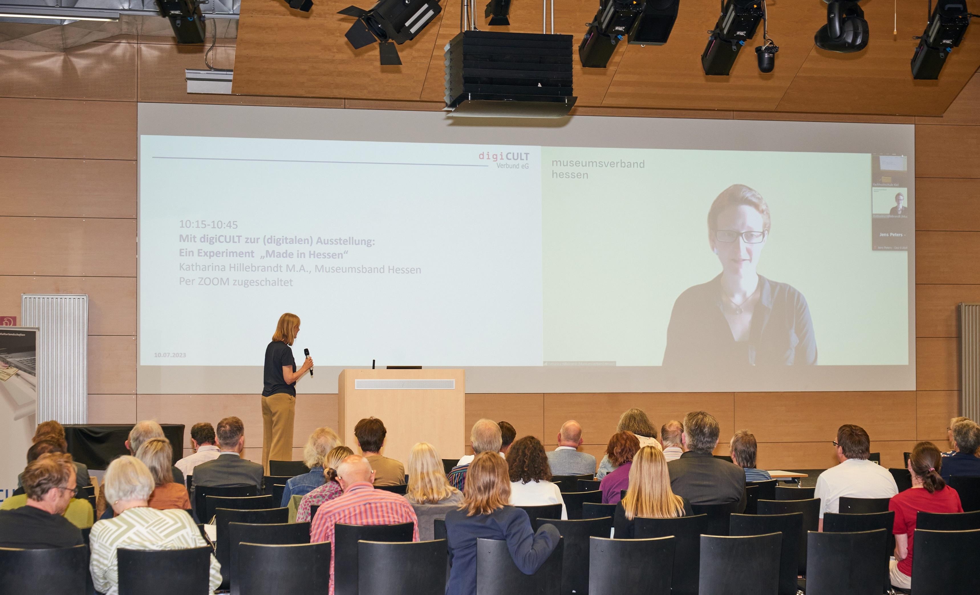 Katharina Hillebrandt vom Museumsverband Hessen erläutert den Aufbau der digitalen Ausstellung "Made in Hessen".